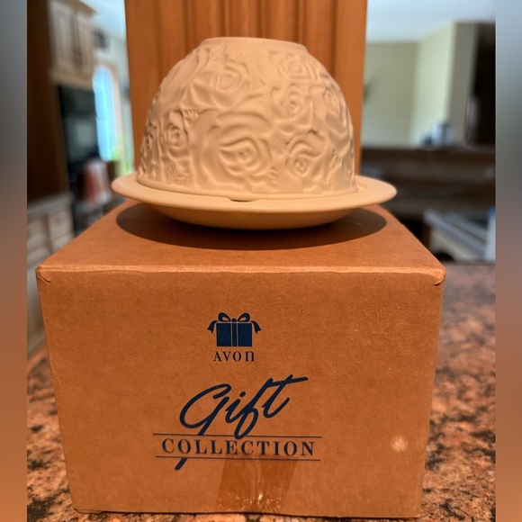 Avon Gift Collection White Rose Tealight Holder - Picture 1 of 5